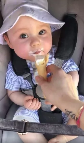 小宝宝第1次吃冰淇淋「像发现新大陆」!舔一口后发出「全世界最纯真的笑声」。