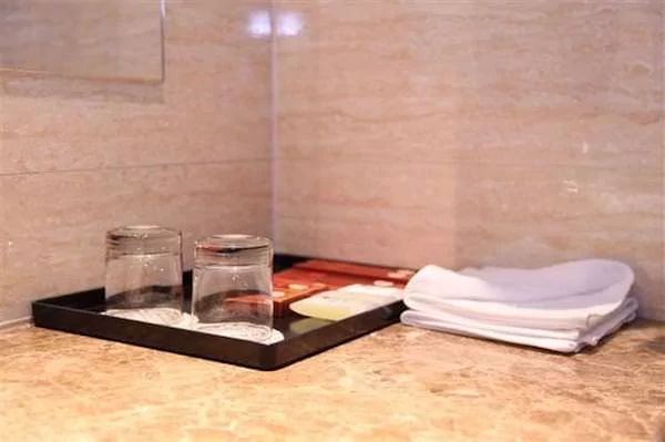 住酒店时千万不要碰“这些东西”!顺便教你如何检查针孔!