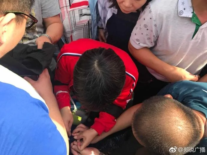 考生裤子带金属拉链无法入场 一群家长围着撕衣服