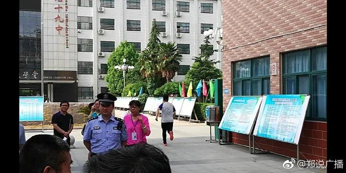 考生裤子带金属拉链无法入场 一群家长围着撕衣服