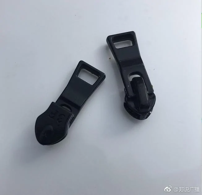 考生裤子带金属拉链无法入场 一群家长围着撕衣服
