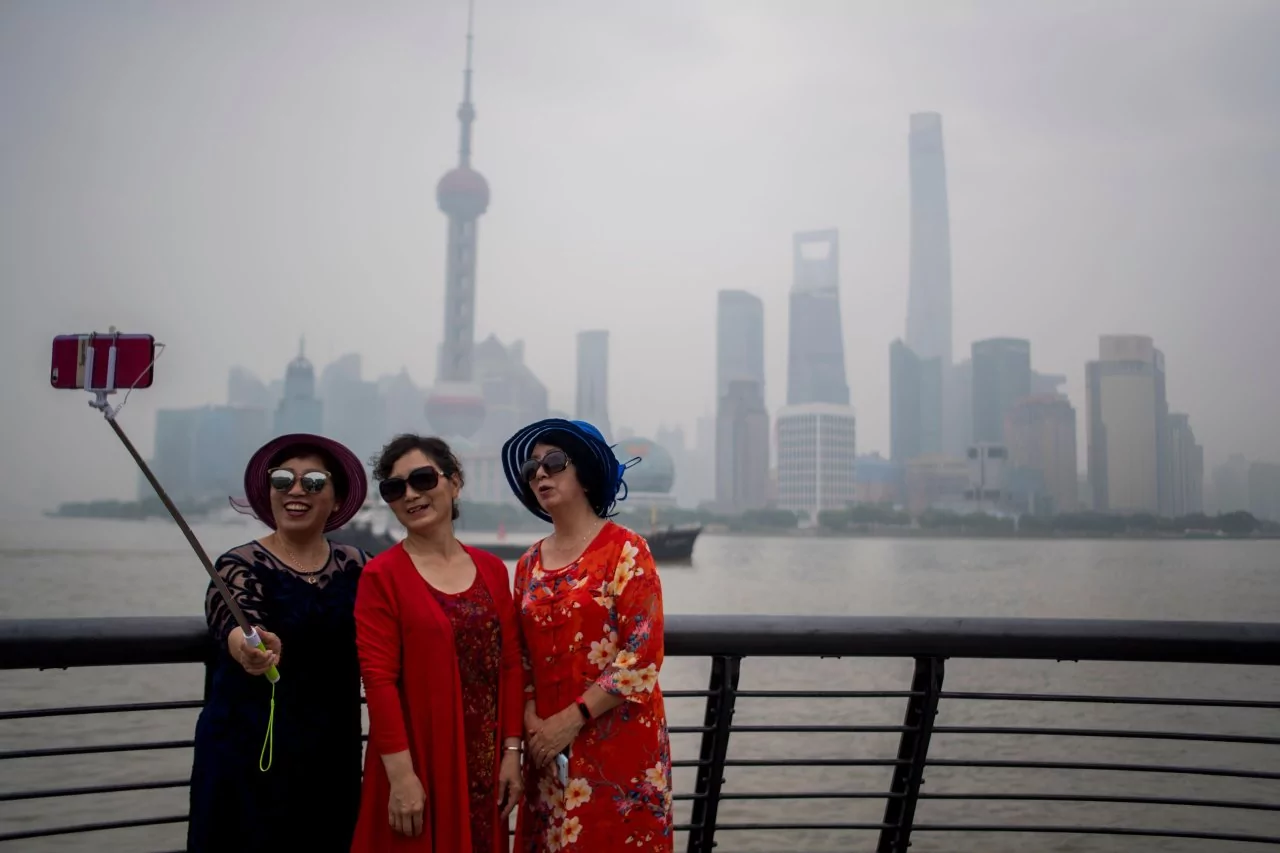 几名女性在上海外滩自拍。中国股市今年以来下跌。