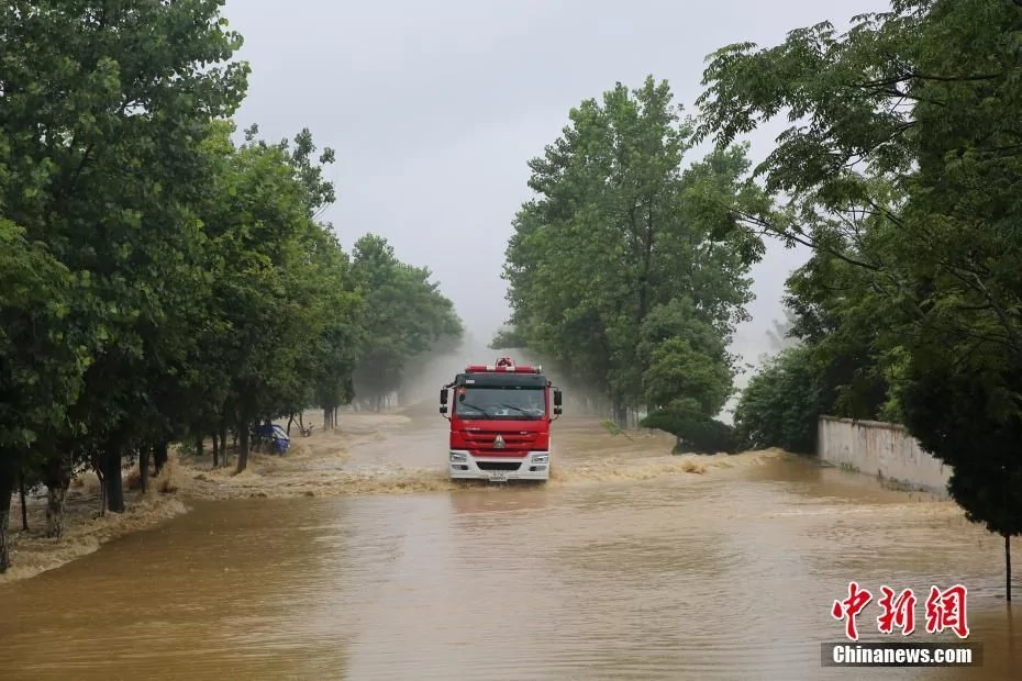 江西暴雨成灾 农田村庄受淹汪洋一片!