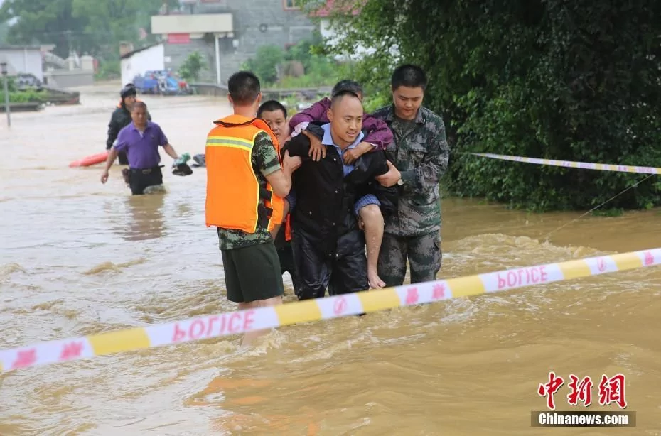 江西暴雨成灾 农田村庄受淹汪洋一片!