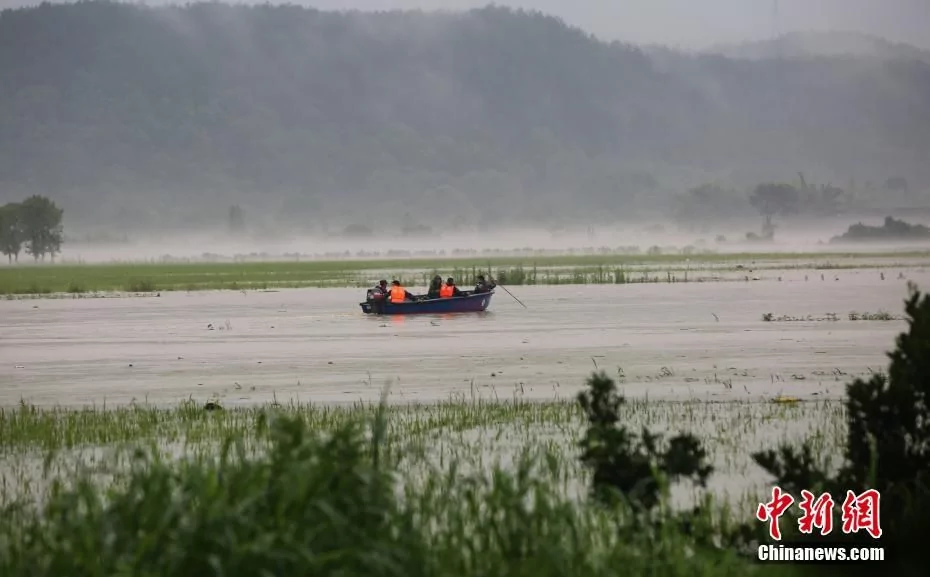 江西暴雨成灾 农田村庄受淹汪洋一片!