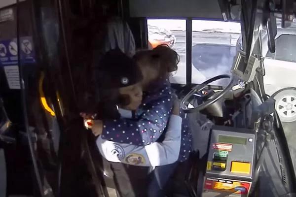 媽媽路邊突發癲癇 6歲驚恐女孩沖向公車求救