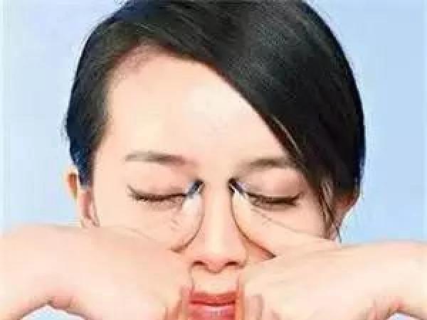 早上起床黄金10分钟 这么做头发变黑、眼睛不花 人更长寿!