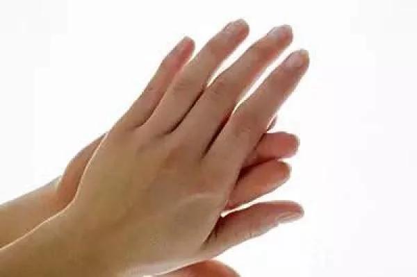 早上起床黄金10分钟 这么做头发变黑、眼睛不花 人更长寿!