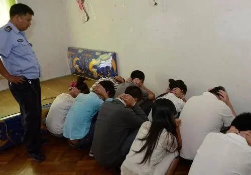 丈夫外出打工 突然打电话说想吃西红柿 妻子挂电话后立刻报了警