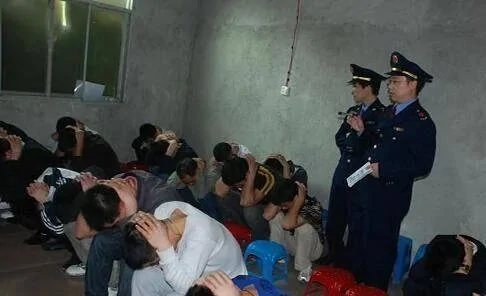 丈夫外出打工 突然打电话说想吃西红柿 妻子挂电话后立刻报了警
