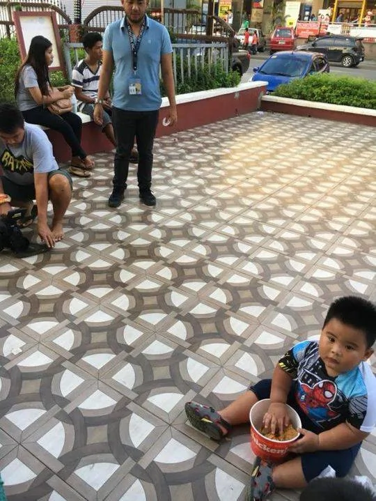 小胖娃伸手抓广告牌上的炸鸡吃 一夜爆红