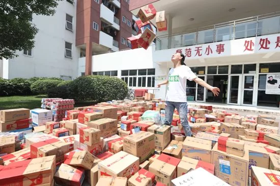 人生赢家!南京大二女生一次收到618个快递