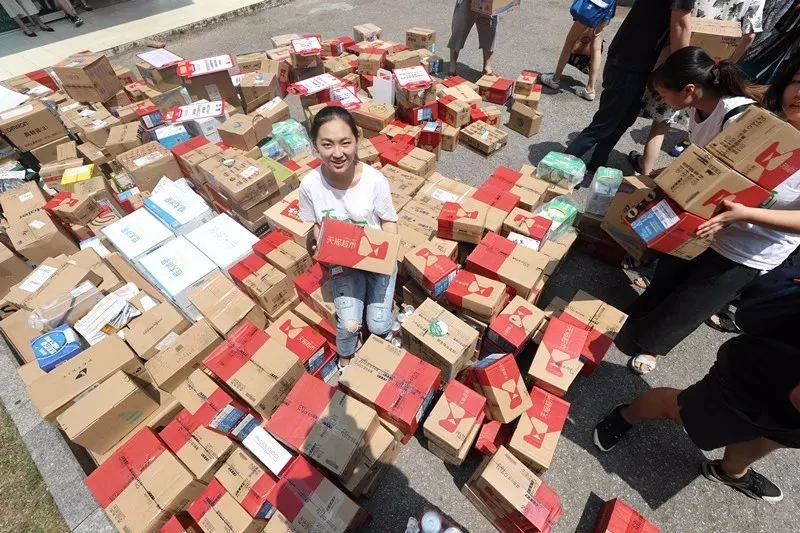 人生赢家!南京大二女生一次收到618个快递