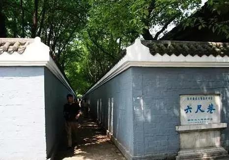 千里修书只为墙 让他三尺又何妨?万里长城今犹在 不见当年秦始皇