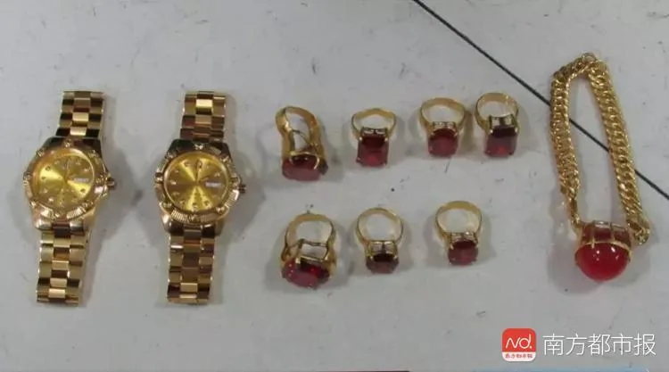 男子双手戴8件饰品 携"绝密工作证"到银行取1个亿