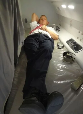 揭秘! 中美长途飞机上 有些空位你拿钱都买不到!