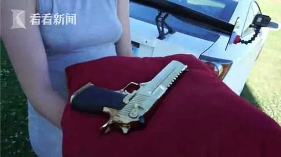 男子想做网红 胸前放书让女友对其开枪 死了!