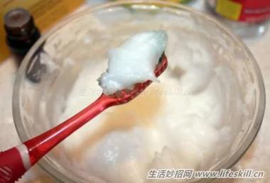 自制“椰子油”牙膏 清除细菌更有效