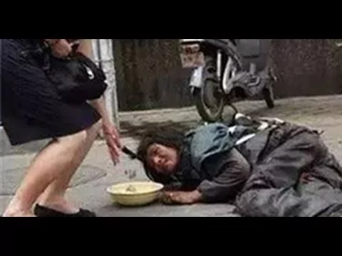 一个富婆突然在乞丐面前蹲了下来 她的举动让人即惊讶又羞愧!