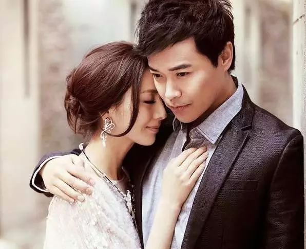 一个富婆突然在乞丐面前蹲了下来 她的举动让人即惊讶又羞愧!