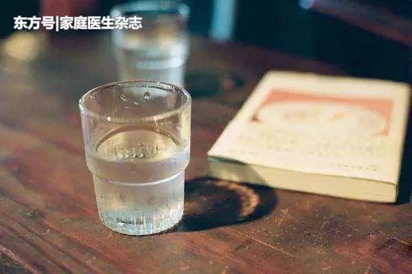 床头一杯救命水 这两个时刻最该喝!