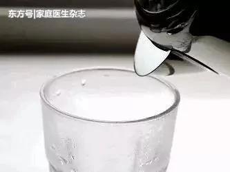 床头一杯救命水 这两个时刻最该喝!