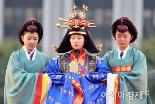 快看!韩国100多年前皇太子妃的结婚礼服长这样