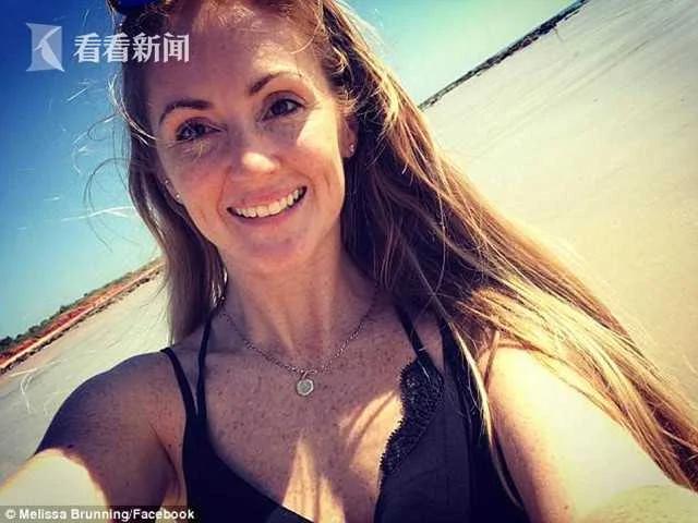 恐怖!女子游艇上喂鲨鱼 一伸手就被猛咬拖下水!