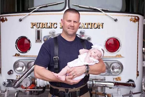 緣分！消防員緊急幫助產婦接生 沒想到新生女嬰給他一家帶來最美好的際遇
