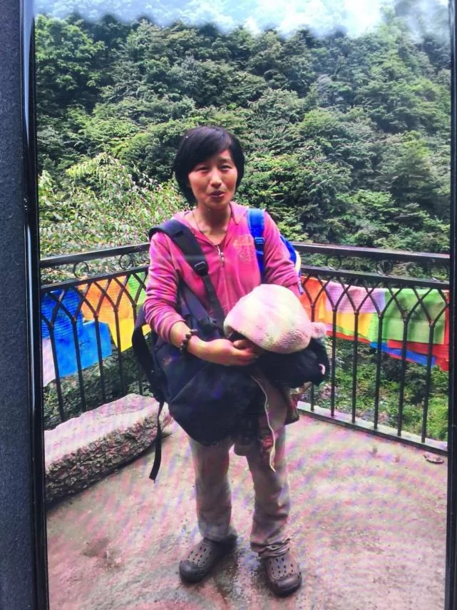 母亲带5岁儿子终南山修行 搬砖1天挣40元