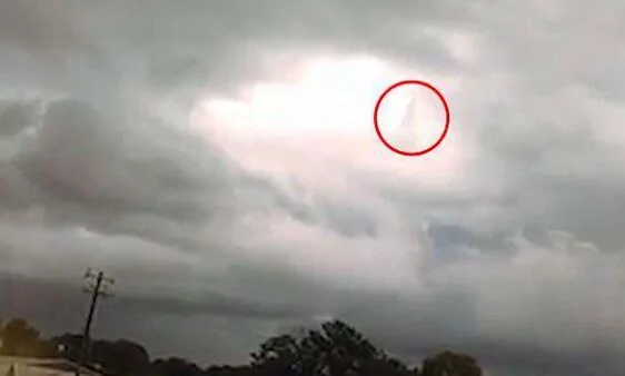 美国独立日现多个UFO:千米高空发出红橙色光