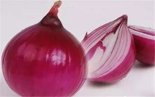 金毛偷吃泡芙过敏肿成猪头 主人吓哭:你别死啊!