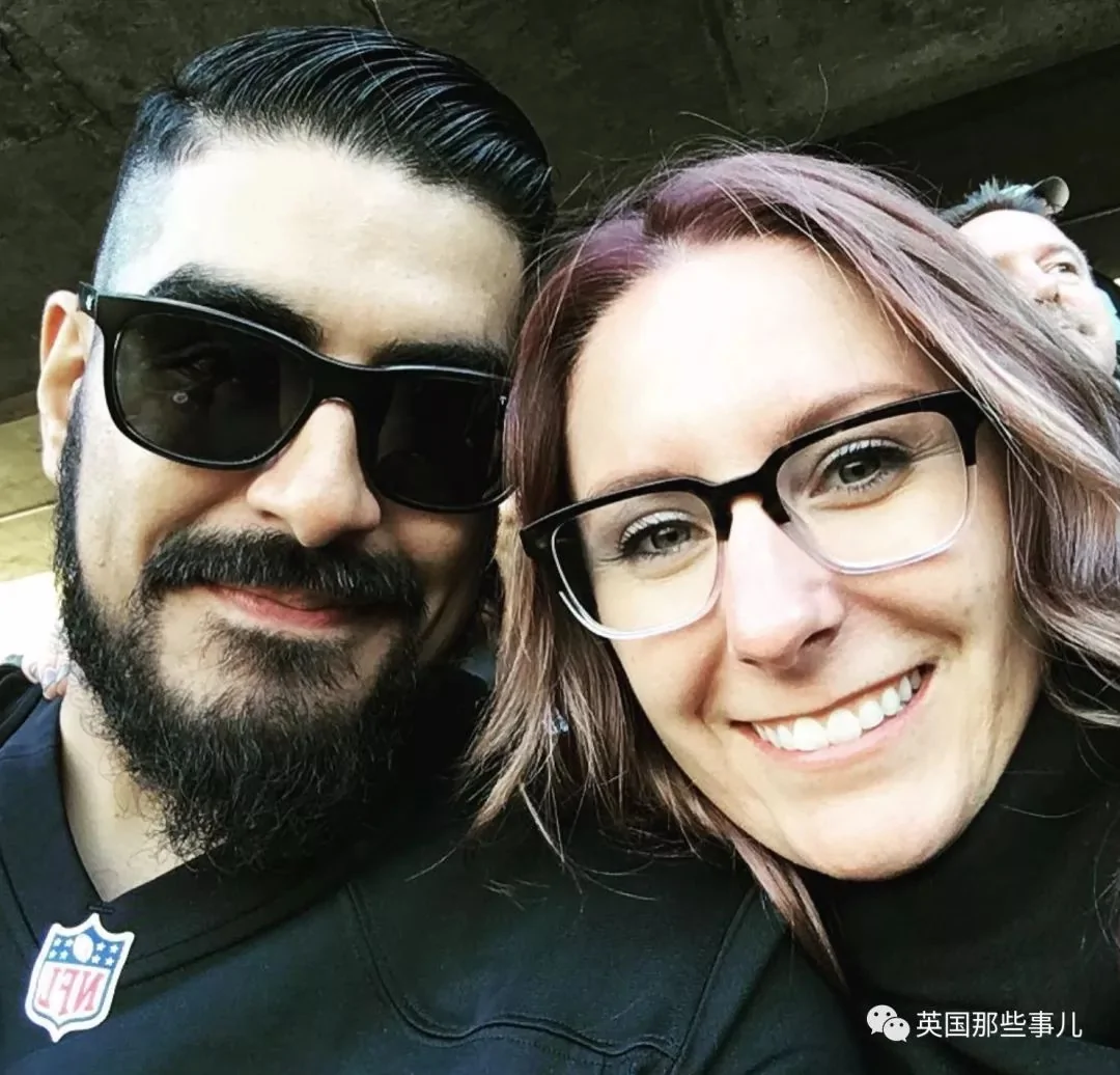 小两口装修凿墙发现可爱的惊喜 万万没想到!
