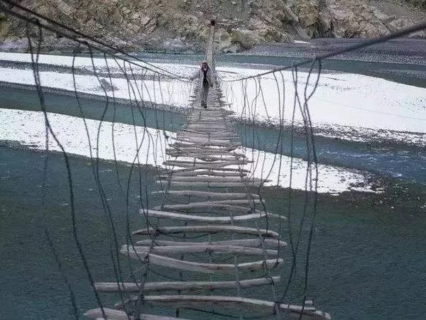 世界最危险吊桥 仅靠几块木板拼凑