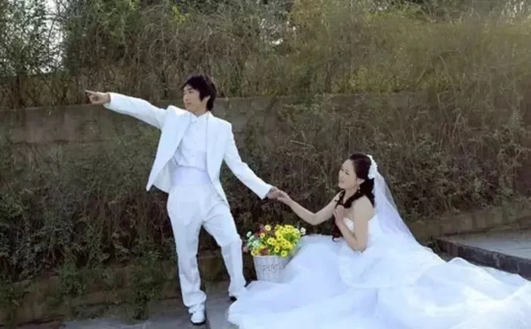 千万别得罪婚纱摄影师 不然看到照片后会哭的