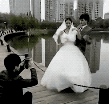 千万别得罪婚纱摄影师 不然看到照片后会哭的
