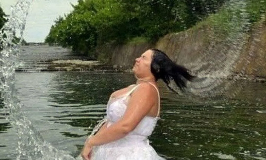 千万别得罪婚纱摄影师 不然看到照片后会哭的