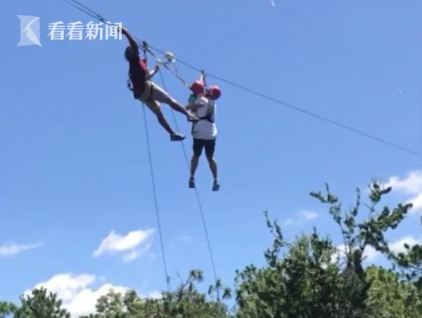美国父子俩玩滑索被卡半空中 脚底下是一整池鳄鱼