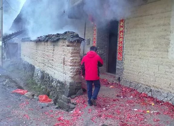 他担心邻居向他借钱 于是扮成乞丐回老家过年 没想到结果让他暖心!
