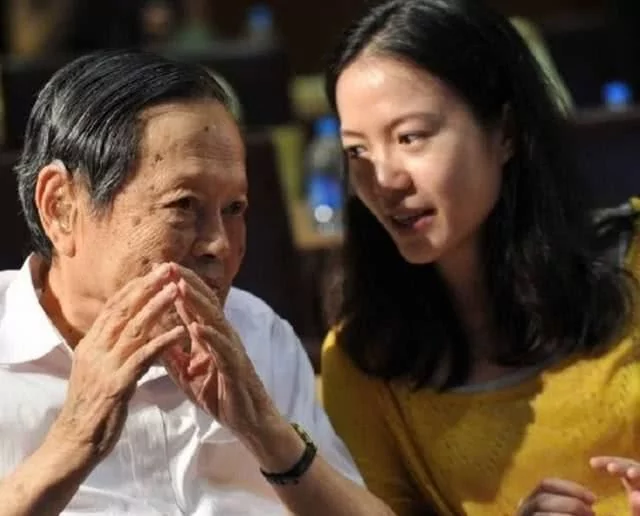 他担心邻居向他借钱 于是扮成乞丐回老家过年 没想到结果让他暖心!