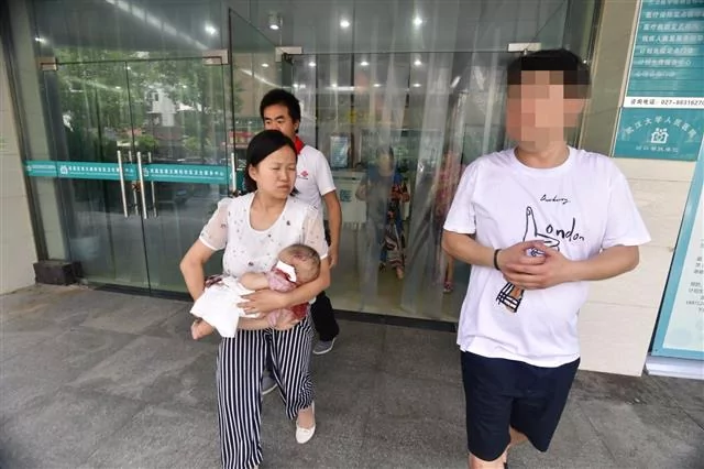 大狗扑来 从女子怀里叼走半岁宝宝 一顿乱咬… !