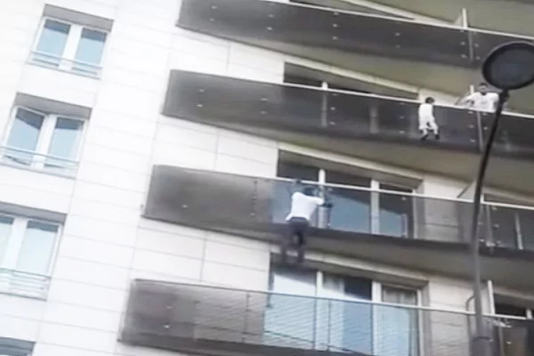 惊险!巴黎童垂吊半空 马利男子极速攀阳台救人!