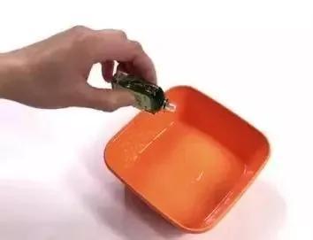 风油精加花露水混在一起 比蚊香还好用 整个夏天都不用买蚊香了