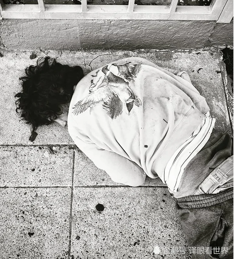 妈妈发布儿子吸毒前后对比照 阳光少年如今路边流浪