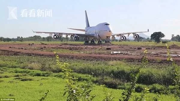 田地里有飞机!村民一觉醒来被波音747惊呆