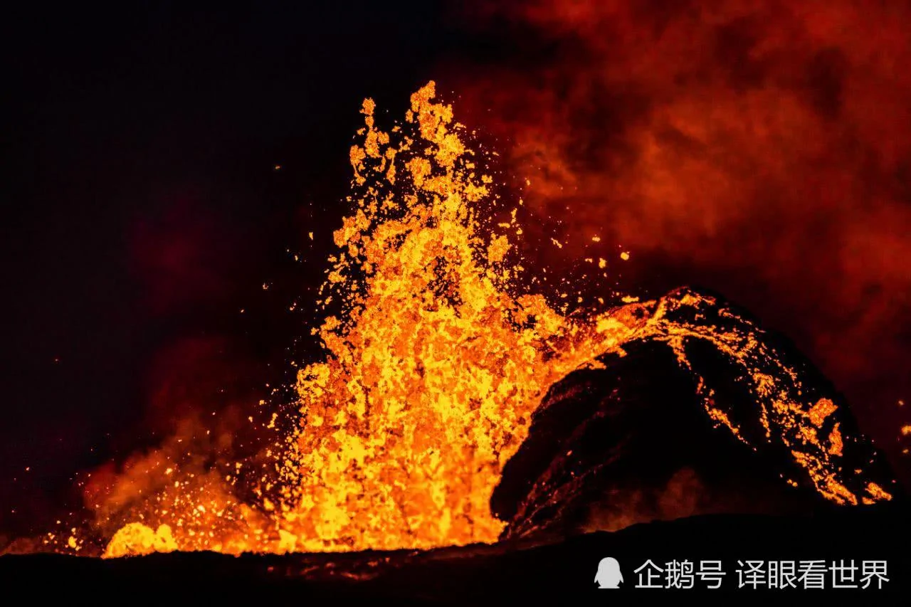 摄影师近拍夏威夷火山喷发:1400度岩浆沸腾 场面震撼