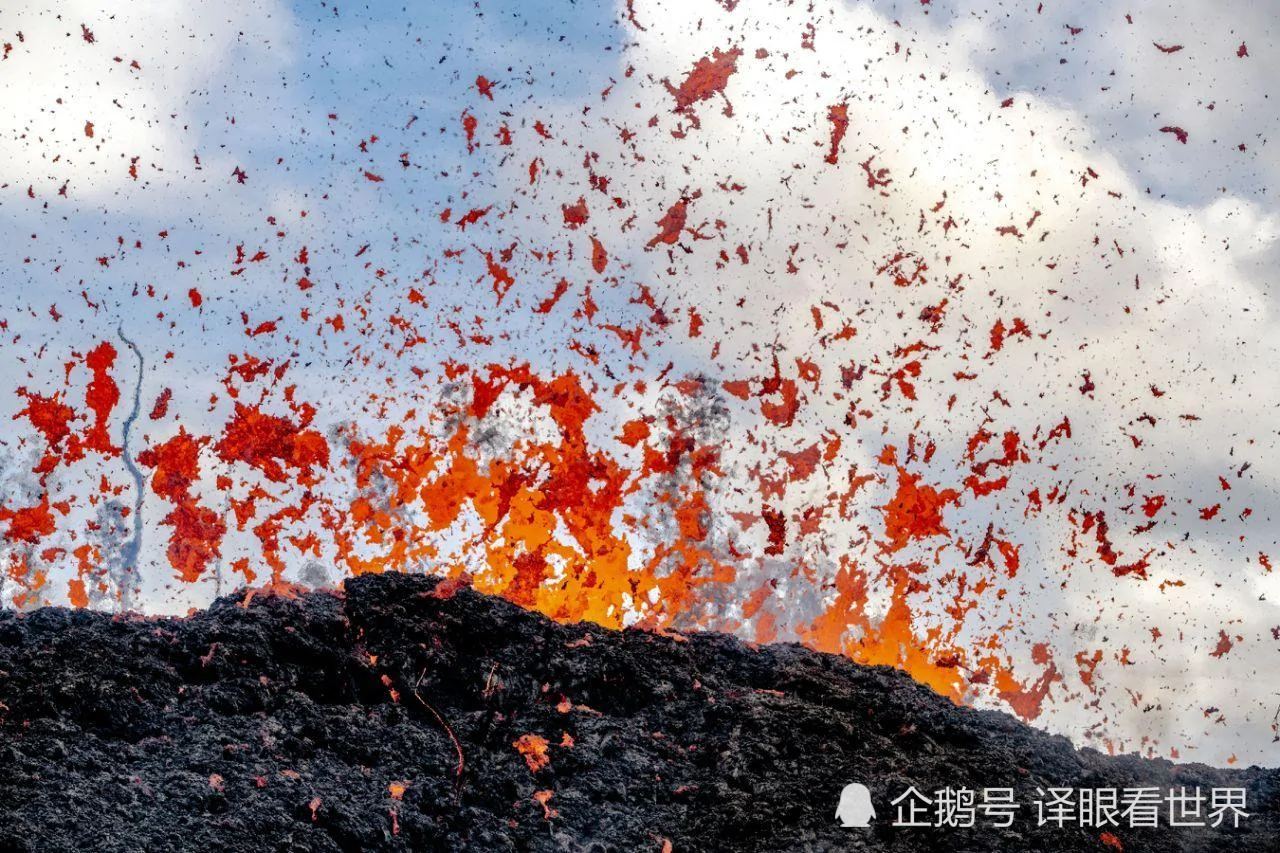摄影师近拍夏威夷火山喷发:1400度岩浆沸腾 场面震撼