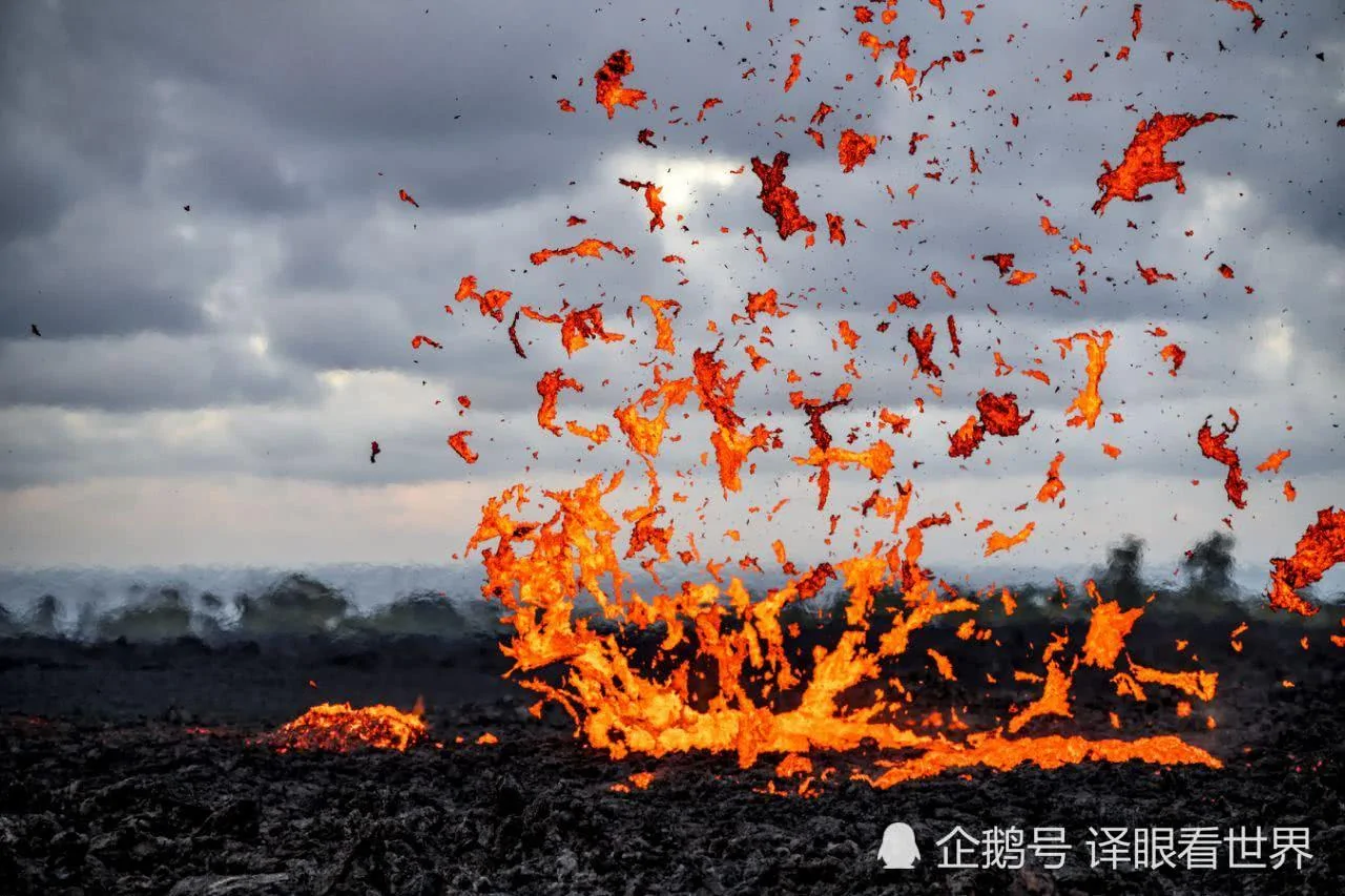 摄影师近拍夏威夷火山喷发:1400度岩浆沸腾 场面震撼