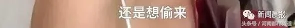 姑娘穿婚纱参加前男友的毕业典礼 结果…