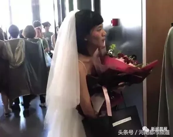 姑娘穿婚纱参加前男友的毕业典礼 结果…
